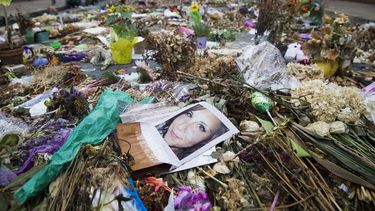 Tras el atropellamiento masivo del 24 de agosto de 2017, los ciudadanos de Charlottesville, en Virginia, llenaron la calle de flores y mensajes en memoria de&nbsp;Heather Heyer, fallecida en el incidente, calificado como crimen de odio.
