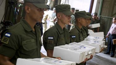 Miembros del Ejército cargan boletas electorales destinadas a municipios y departamentos del territorio nacional