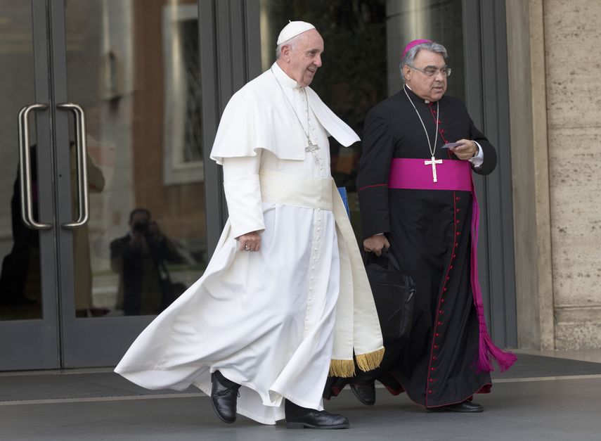 El papa Francisco acompañado del obispo Marcello Semeraro, en el Vaticano, el 5 de octubre de 2015.&nbsp;