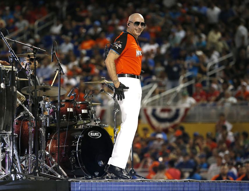 El cantante participó en la ceremonia previa al Home Run Derby del lunes en el Marlins Park.