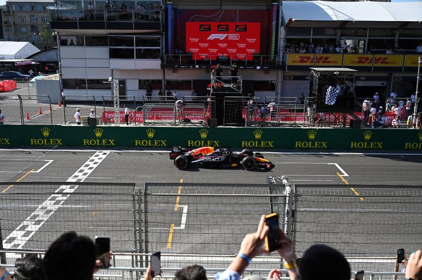 El piloto neerlandés, Max Verstappen justo al cruzar la meta del GP de Azerbaiyán en el primer lugar en su monoplaza Red Bull