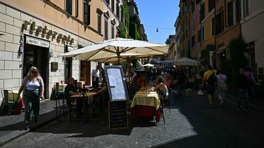 Clientes sentados en la terraza de un restaurante en la calle Borgo Pio de Roma, el 29 de abril de 2025.   
