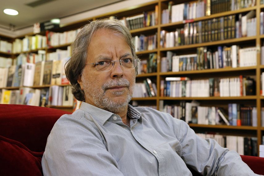 El escritor mozambiqueño Mia Couto posa en la librería Millepages en Vincennes, al este de París, el 19 de junio de 2015.