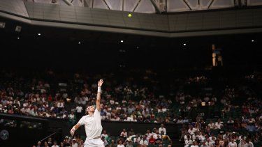 El francés Arthur Rinderknech le sirve la pelota al alemán Alexander Zverev durante su partido de tenis de primera ronda individual masculino en el primer día del Campeonato de Wimbledon 2025 en el All England Lawn Tennis and Croquet Club en Wimbledon, al suroeste de Londres, el 30 de junio de 2025. 