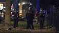 Polic&iacute;as de Chicago vigilan el lugar donde ocurri&oacute; un tiroteo en el South Side de la ciudad, el domingo 22 de diciembre de 2019. Trece personas resultaron heridas, cuatro de ellas de extrema gravedad.&nbsp;