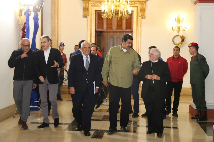 Con Maduro estuvieron presentes los expresidentes Leonel Fernández, Martín Torrijos, José Luis Rodríguez Zapatero y el Nuncio Apostólico en Venezuela, Aldo Giordano.