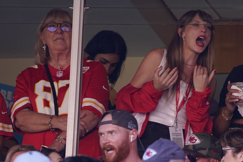 Taylor Swift observa desde una suite junto a la madre de Travis Kelce, Donna Kelce, en el Arrowhead Stadium durante la primera mitad del juego de NFL entre los Bears de Chicago y los Chiefs de Kansas City, el domingo 24 de septiembre de 2023, en Kansas City, Misuri.
