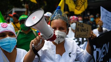 En esta foto de archivo tomada el 17 de abril de 2021 una enfermera usa un megáfono y sostiene un cartel que dice “486, ni uno más”, en referencia a la cantidad de trabajadores de salud muertos, durante una protesta para exigir que se vacune a todo el personal de salud. contra COVID-19.&nbsp; &nbsp;
