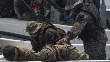 Soldados guatemaltecos en Puerto de San José, Guatemala, en un simulacro de interdicción de drogas durante el ejercicio multinacional CENTAM Guardian 25 auspiciado por el Comando Sur de EEUU, el 16MAY25.&nbsp;&nbsp;