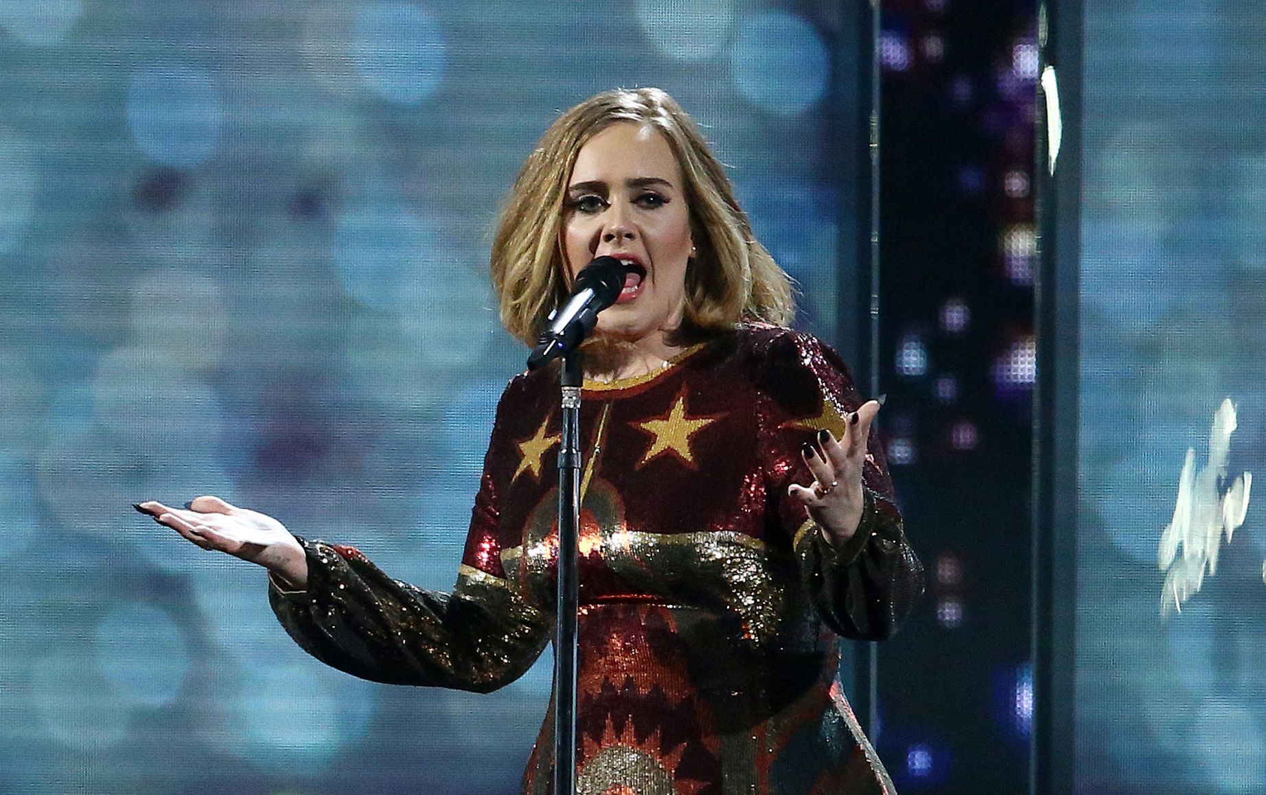 En esta foto de archivo tomada el 24 de febrero de 2016, la cantante británica Adele se presenta en el escenario durante los BRIT Awards 2016 en Londres el 24 de febrero de 2016. En esta foto de archivo tomada el 24 de febrero de 2016, la cantante británica Adele se presenta en el escenario durante los BRIT Awards 2016 en Londres el 24 de febrero de 2016.