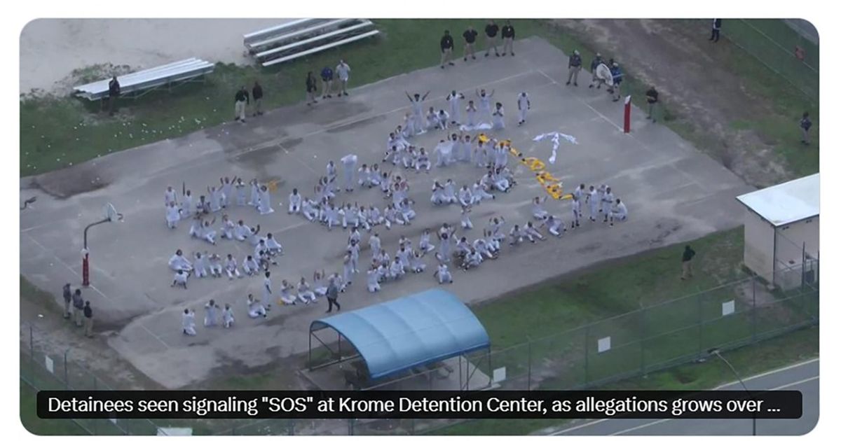 Migrantes detenidos en Miami forman con sus cuerpos un ‘SOS’ ante hacinamiento
