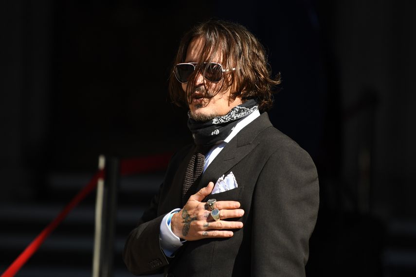 Johhny Depp arriba a la corte para la cuarta jornada del juicio por difamación que solicit&oacute; en contra del tabloide británico The Sun.