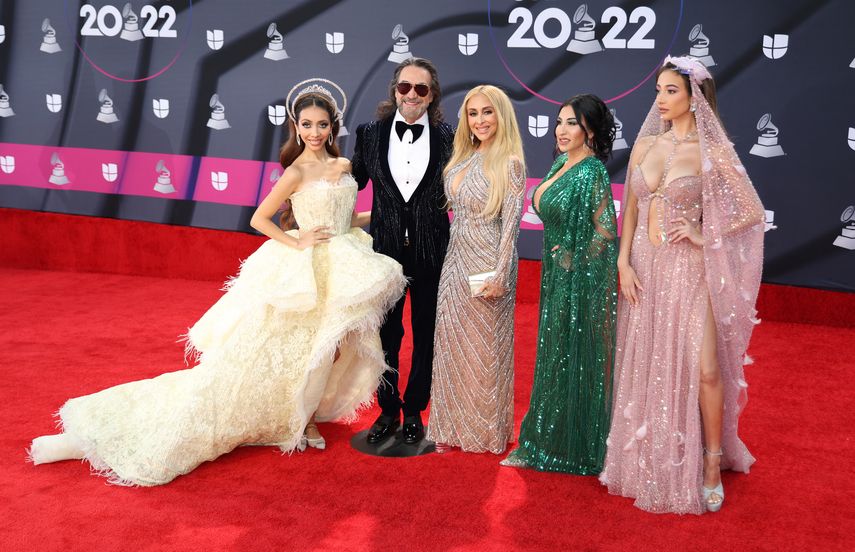 El músico mexicano Marco Antonio Solís llega a la ceremonia de los Latin Grammy 2022 junto a su familia.