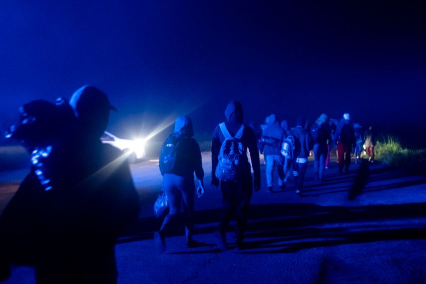 Los migrantes comienzan su caminata hacia el norte desde la comunidad de La Lima en el sur del estado de Veracruz, México.