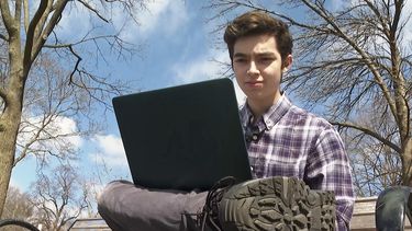 Marco Burstein, de 18 años y estudiante de Harvard de primer año, trabaja en su computadora cerca del campus de la universidad, en Cambridge, Massachusetts, el 16 de marzo de 2022.&nbsp;