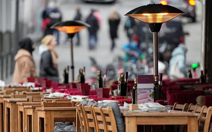 Un restaurante vacío a la espera de comensales, el viernes 7 de enero de 2022, en Colonia, Alemania.