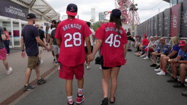 Aficionados con camisetas de los Cardenales de San Luis, el sábado 24 de junio de 2023, con la visita de la MLB a Londres.&nbsp;