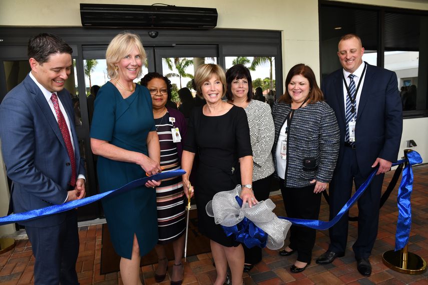 Eric Evans,&nbsp;Marsha Powers, Patricia Relly, Ana Mederos, Michele Thoman, Julie Garcia y Mark Racicot durante la ceremonia de corte de cinta de la nueva unidad del establecimiento médico.