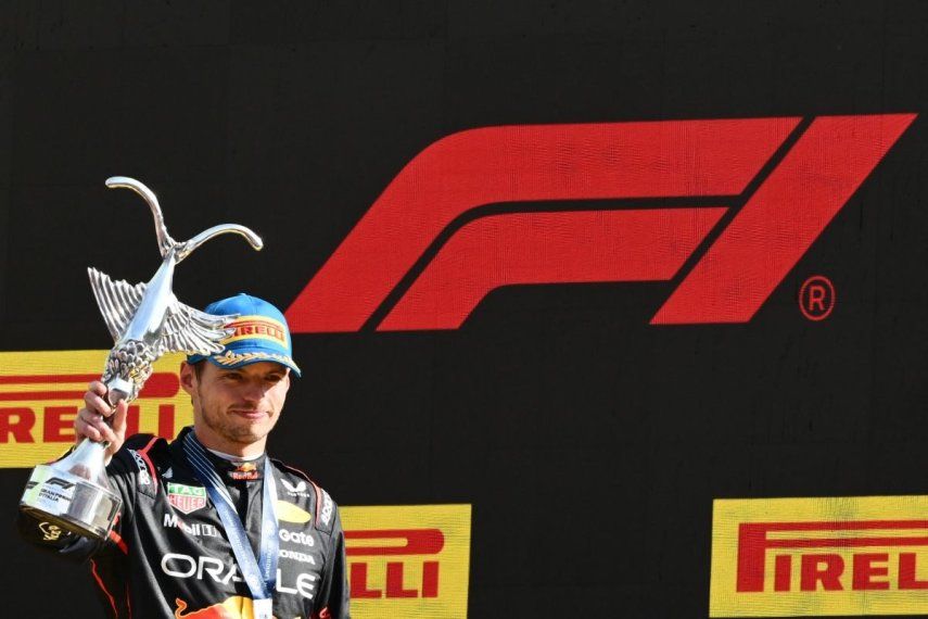 El piloto holandés de Red Bull Racing, Max Verstappen, celebra su victoria en el podio tras ganar el Gran Premio de Italia de Fórmula Uno en el circuito Autodromo Nazionale Monza, en Monza, norte de Italia, el 7 de septiembre de 2025.