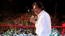 En esta imagen de archivo del 7 de abril del 2011 el candidato presidencial Alejandro Toledo habla ante la multitud en Lima, Perú