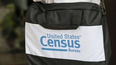 Un trabajador del censo de EEUU mientras toca la puerta de una residencia el 11 de agosto de 2020 en Winter Park, Florida.&nbsp;