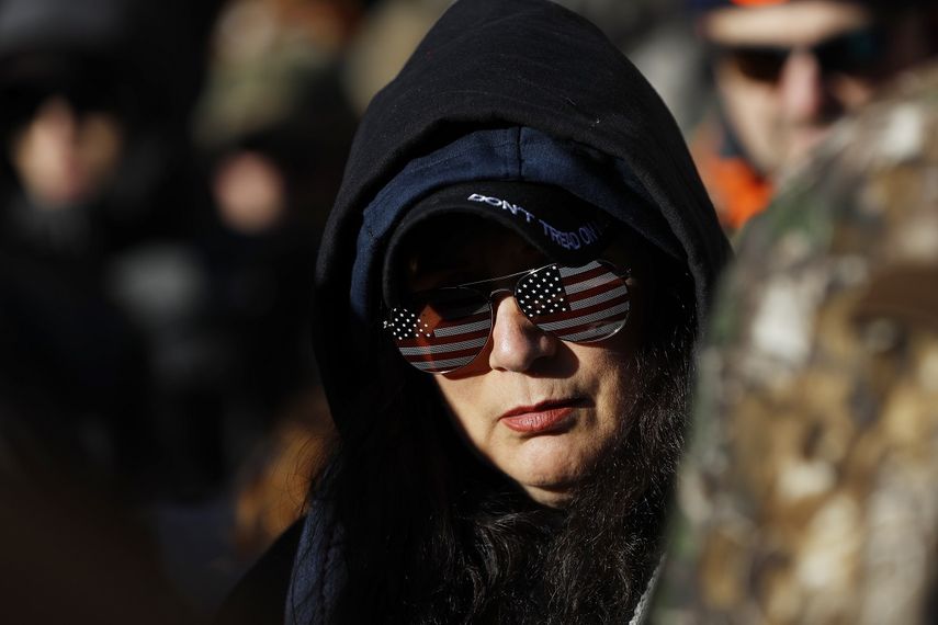 &nbsp; Una manifestante parada afuera de una zona de seguridad durante un evento a favor de la posesi&oacute;n de armas de fuego el lunes 20 de enero de 2020 en Richmond Virginia.&nbsp;