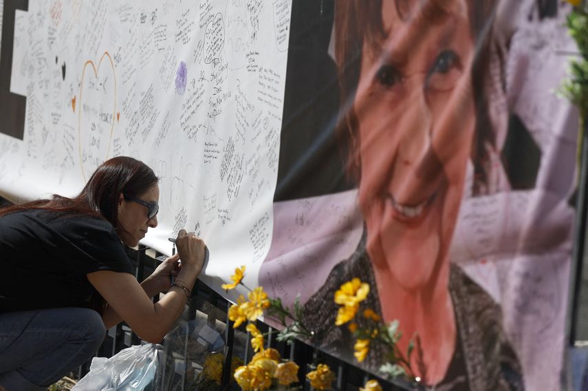 Catalina Ochoa visita un monumento en memoria de Nancy Guthrie frente a la estación de noticias KVOA el 3 de marzo de 2026 en Tucson, Arizona.