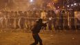 Un manifestante lanza fuegos artificiales contra la policía antidisturbios durante los enfrentamientos posteriores a una protesta contra el presidente interino de Perú, José Jeri, en Lima el 15 de octubre de 2025.&nbsp;