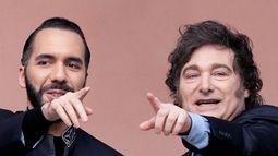 El presidente argentino Javier Milei y el presidente de El Salvador, Nayib Armando Bukele, señalan desde un balcón durante la visita de Bukele a la casa de gobierno en Buenos Aires, Argentina, el lunes 30 de septiembre de 2024.