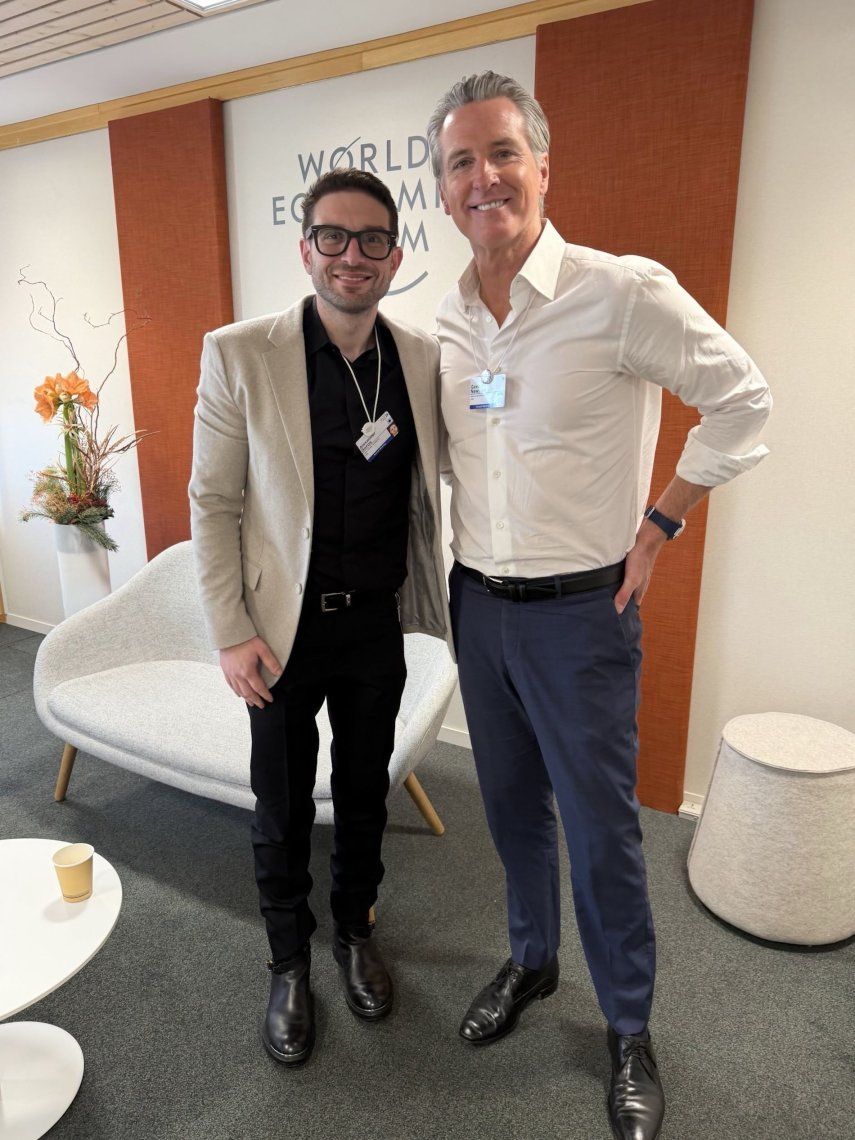 Foto compartida en X por Alex Soros, junto a Gavin Newsom, gobernador de California.