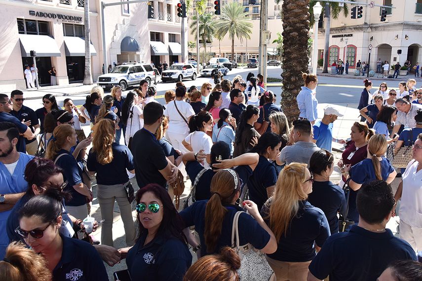 Estudiantes se congregaron frente a la oficina administrativa de la institución académica en Coral Gables (GISELLE SANTALUCCI)