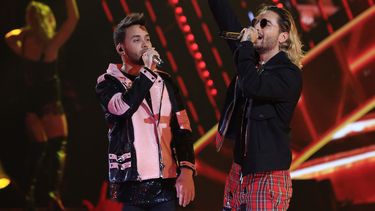 Prince Royce y Maluma durante su actuación en el show. 