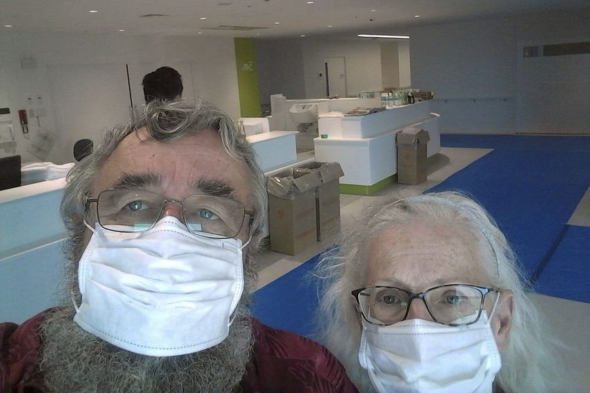 En esta imagen, tomada el 24 de febrero de 2020 y proporcionada por Greg y Rose Yerex, aparecen los dos en un hospital en Nagoya, Jap&oacute;n. Estos dos pasajeros del crucero Diamond Princess dieron positivo por el nuevo coronavirus. Rose se recuper&oacute; y volvi&oacute; a dar negativo, pero decidi&oacute; quedarse con Greg hasta que &eacute;l tambi&eacute;n pueda marcharse.&nbsp;