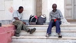 Dos cubanos que viven en la calle en La Habana.&nbsp;