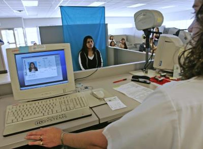 Laura Martínez, de México, posa para la fotografía de su licencia de conducir. (EFE ARCHIVO) 