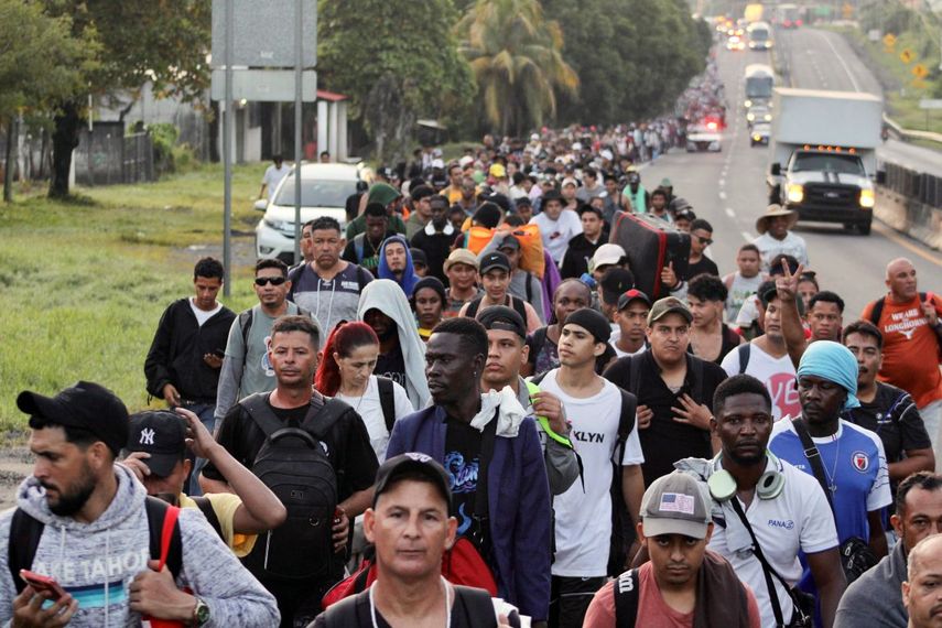 Migrantes caminan por la carretera como parte de una caravana que busca llegar a la capital mexicana en Tapachula, estado de Chiapas, México, el 1 de octubre de 2025. Una caravana de unos 1,500 migrantes de diversas nacionalidades partió del sur de México el miércoles hacia la capital del país para exigir documentos que les permitan regularizar su situación.
