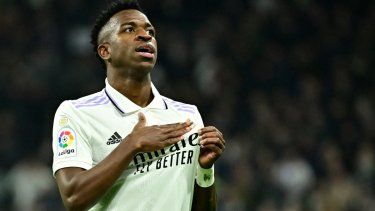 El brasileño Vinicius, del Real Madrid, celebra tras anotar el segundo gol de su equipo ante el Valencia.