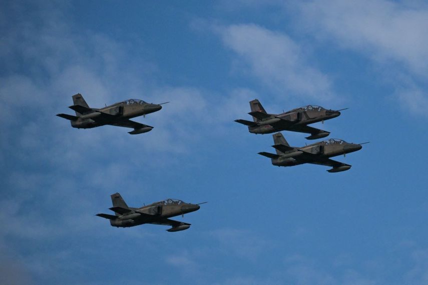 Un escuadrón de aeronaves K8 de fabricación china, pertenecientes a la Fuerza Aérea Venezolana, sobrevuela un desfile militar para celebrar el 211 aniversario de la Independencia de Venezuela en Caracas, el 5 de julio de 2022. 