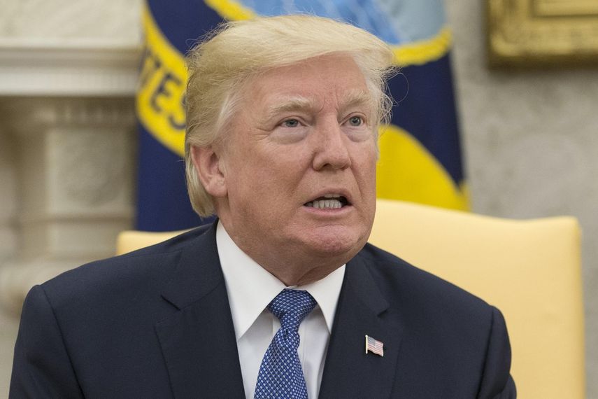 El presidente Trump sugirió hoy que puede ser apropiado penalizar a las cadenas de televisión ante todas las noticias falsas que han divulgado recientemente.