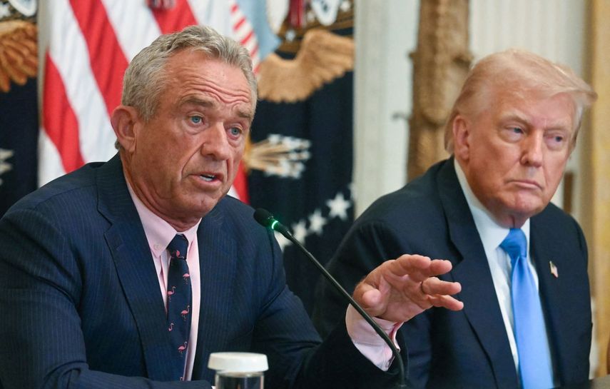 El secretario de Salud Robert Kennedy habla junto al presidente Donald J. Trump. durante en evento de salud en la Casa Blanca.&nbsp;