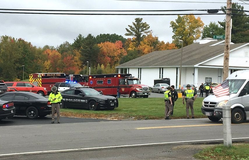 En esta foto distribuida por WMUR-TV, la polic&iacute;a rodea la Iglesia Pentecostal de Nueva Inglaterra en Pelham, Nuevo Hampshire, tras denuncias de disparos el s&aacute;bado 12 de octubre de 2019.