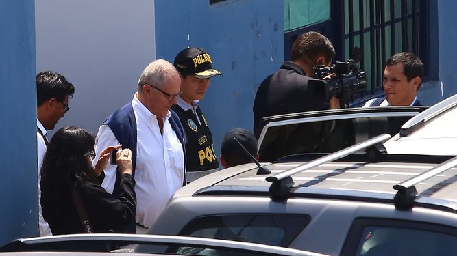 El expresidente peruano Pedro Pablo Kuczynski sale de la sede de Medicina Legal tras su detención este miércoles en Lima.