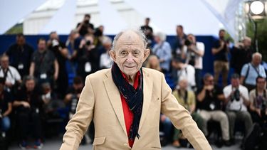 El director estadounidense Frederick Wiseman durante el estreno de la película Ley y Orden en la 77.ª edición del Festival de Cine de Cannes, en el sur de Francia, el 16 de mayo de 2024. &nbsp;
