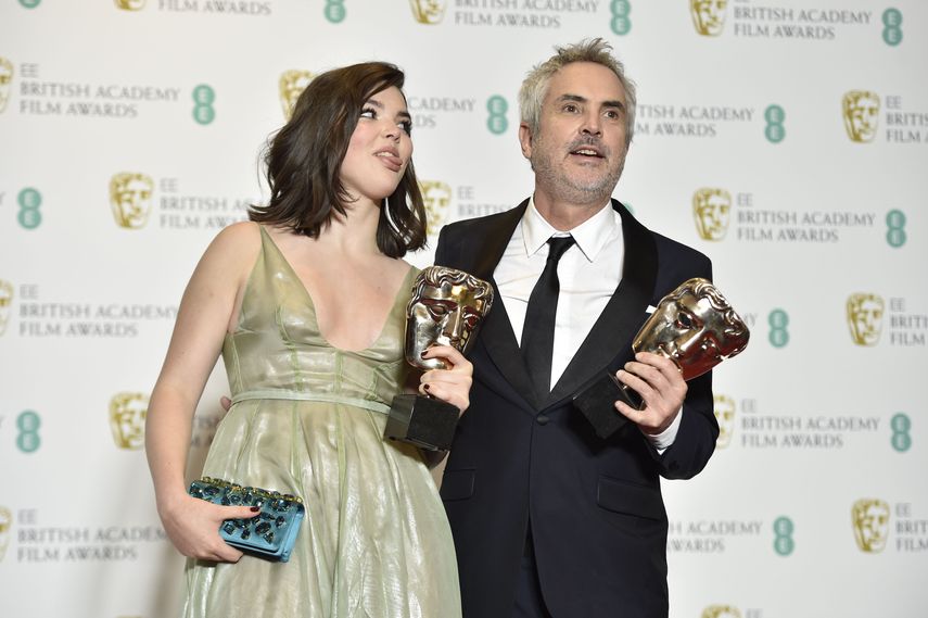 El cineasta mexicano Alfonso Cuarón y su hija Tessa posan con los premios BAFTA al mejor director y mejor película por Roma.