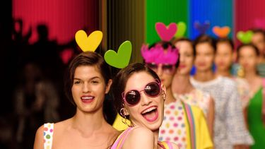 La alegría de las modelos contagió a los presentes en el desfile de Ágatha Ruiz de la Prada en Miami Fashion Week.