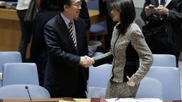 La embajadora de EEUU en la ONU, Nikki Haley (der.), saluda al embajador de Corea del Sur en las Naciones Unidas, Cho Tae-yul (izq.) este miércoles 29 de noviembre de 2017.
