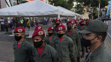 Los soldados hacen fila para votar durante las elecciones regionales, en un colegio electoral en Caracas, Venezuela, el domingo 21 de noviembre de 2021.&nbsp;