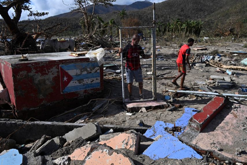 Cubanos quedaron en ruinas tras el paso del huracán Melissa. 