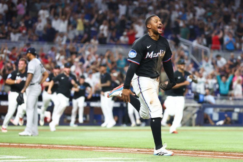 Xavier Edwards, de los Miami Marlins, celebra luego de que su equipo dejara en el terreno a los New York Yankees, el 1 de agosto de 2025 en el Loan Depot Park.