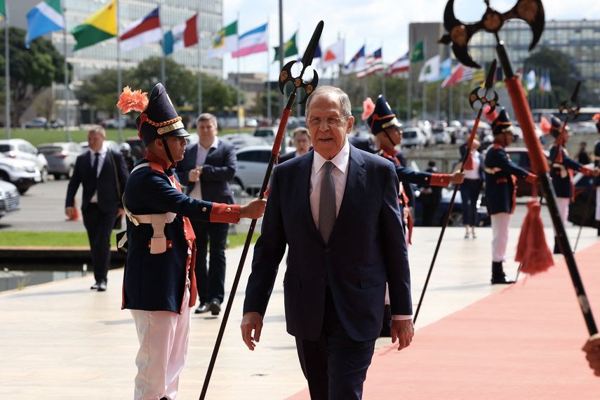 El ministro de Relaciones Exteriores de Rusia, Sergei Lavrov, pasa revista a la guardia de honor a su llegada al Palacio de Itamaraty para reunirse con su homólogo brasileño, Mauro Vieira, en Brasilia el 17 de abril de 2023. &nbsp;